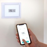 image représentant une main avec un telephone pour controler un chaffage en domotique