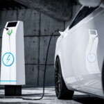 IRVE Recharger une voiture électrique avec un chargeur public dans un parking