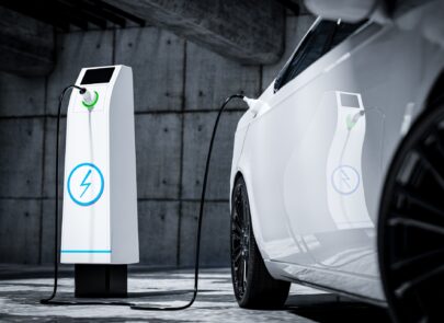 IRVE Recharger une voiture électrique avec un chargeur public dans un parking