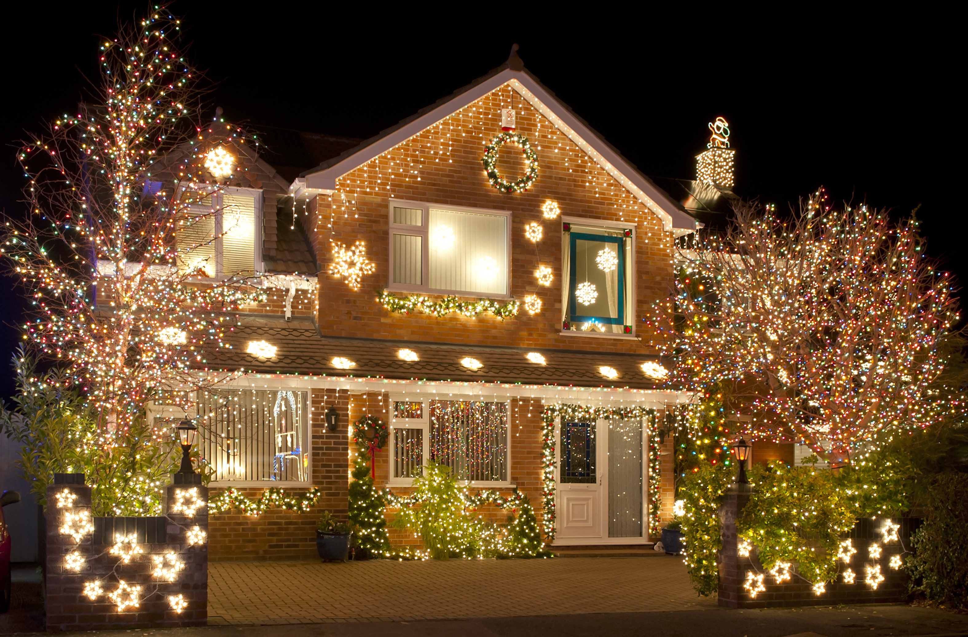 Peut-on laisser sa guirlande lumineuse en extérieur toute l'année ? 