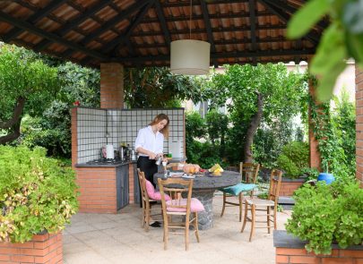 illustration article sécurité electrique cuisine d été dans le jardin