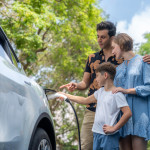 illustration d'une voiture en charge électrique