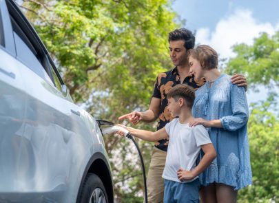 illustration d'une voiture en charge électrique