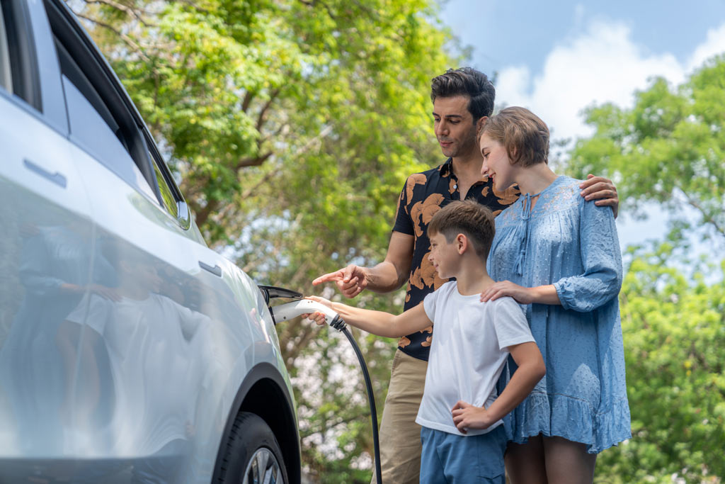 illustration d'une voiture en charge électrique