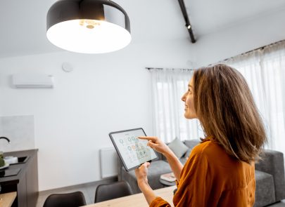 Femme qui allume sa lumière avec sa tablette