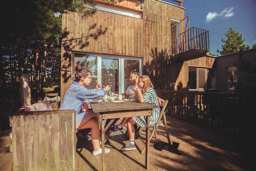 image de famille dans un patio prenant le petit déjeuné