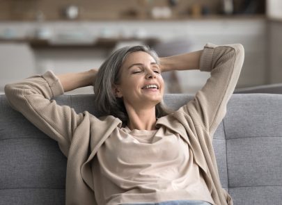 Femme relaxée dans son canapée