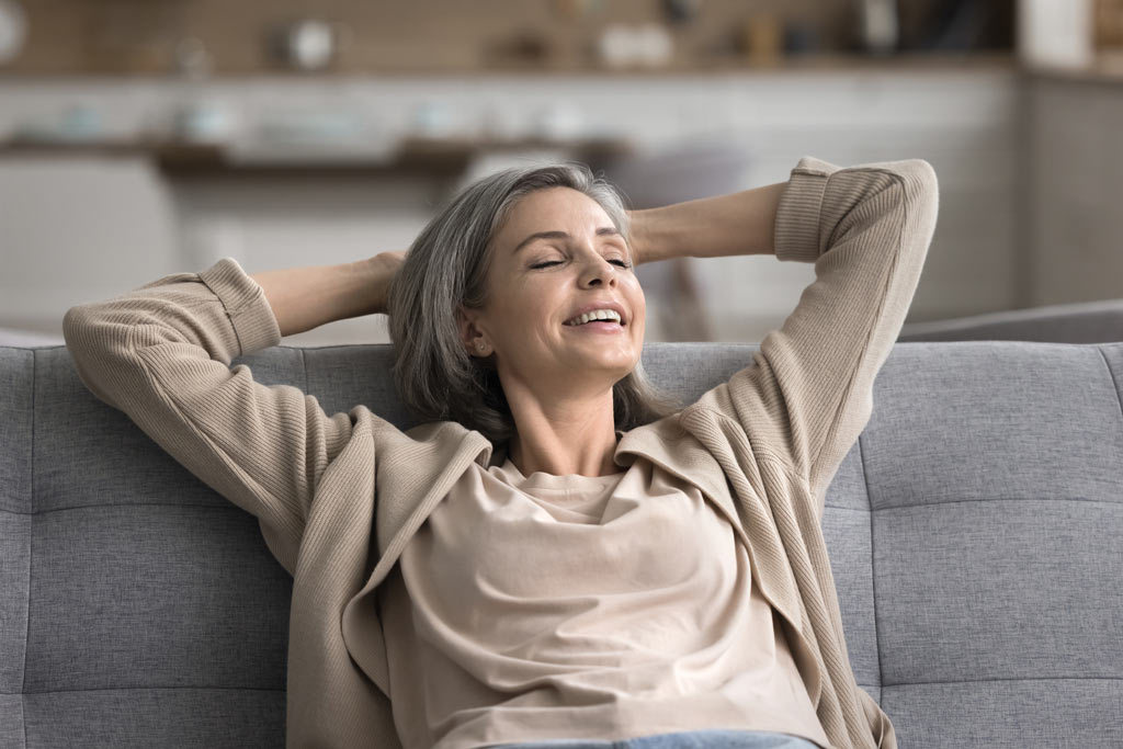 image d'une femme qui se relaxe dans son salon