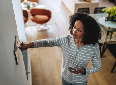 Femme qui allume son éclairage sur une tablette