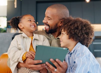 Père avec ses 2 enfants et une tablette