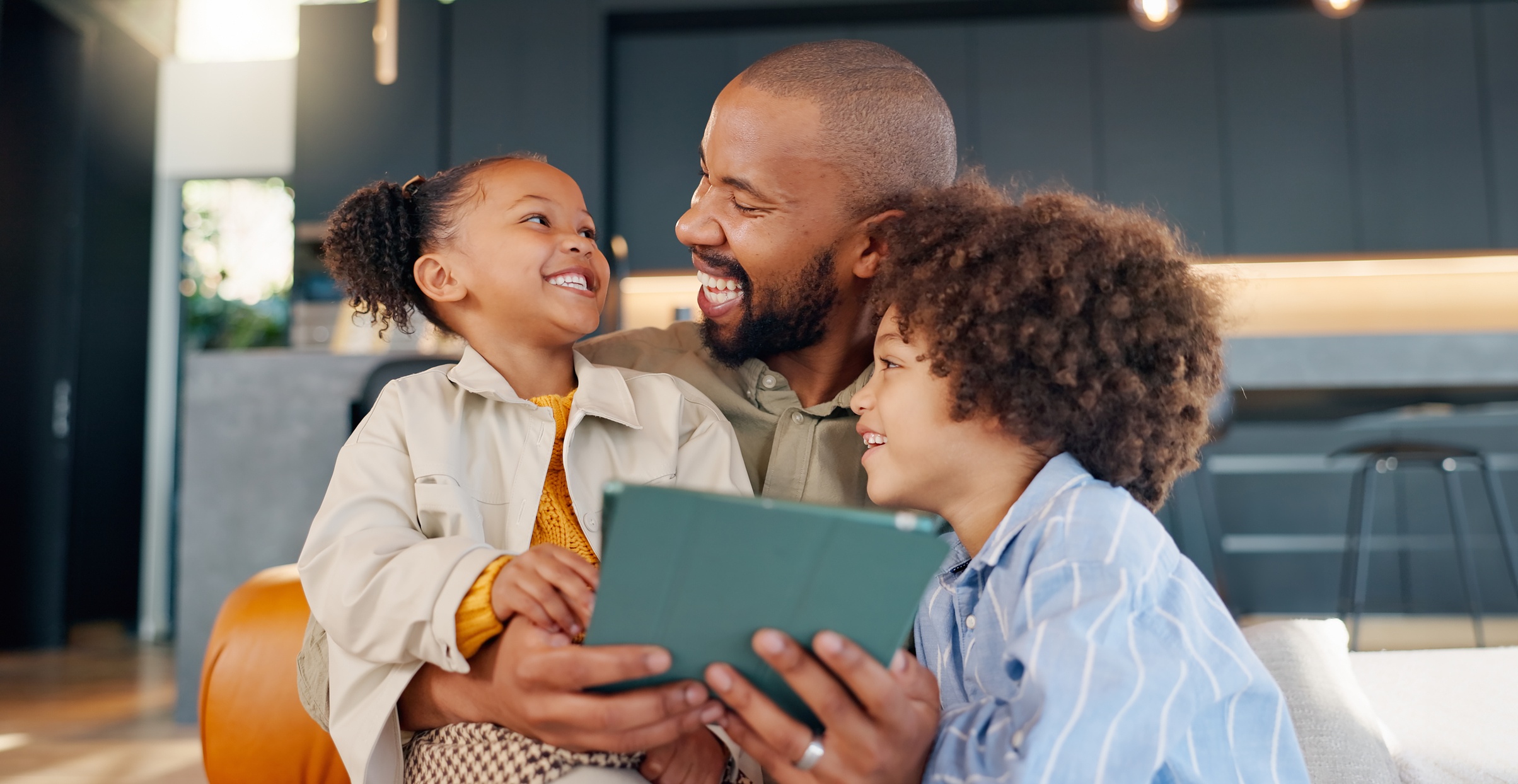 Père avec ses 2 enfants et une tablette