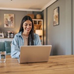 Femme derrière son ordinateur