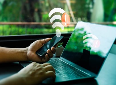 Logo wifi en erreur devant un ordinateur