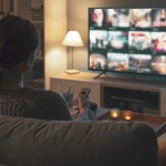 Femme qui regarde sa télévision connectée