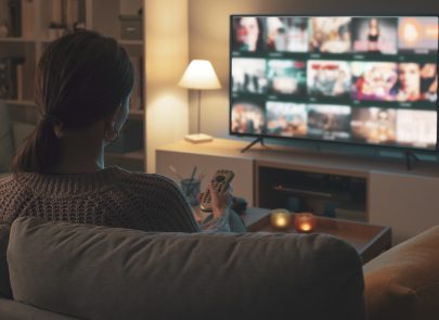 Femme qui regarde sa télévision connectée