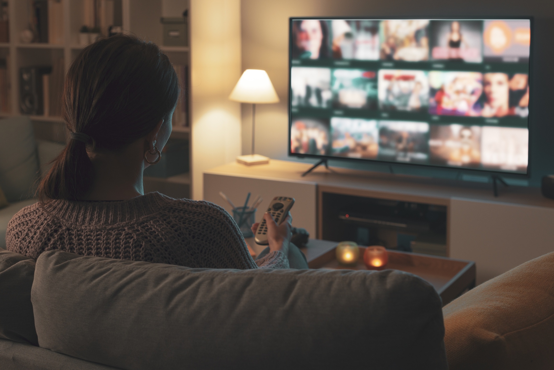 Femme qui regarde sa télévision connectée