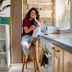 Femme qui consulte son téléphone