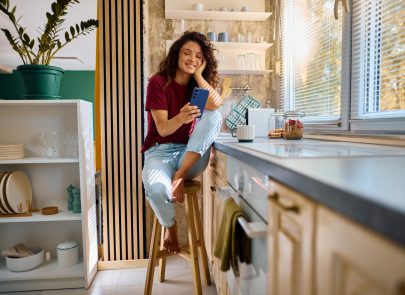 Femme qui consulte son téléphone