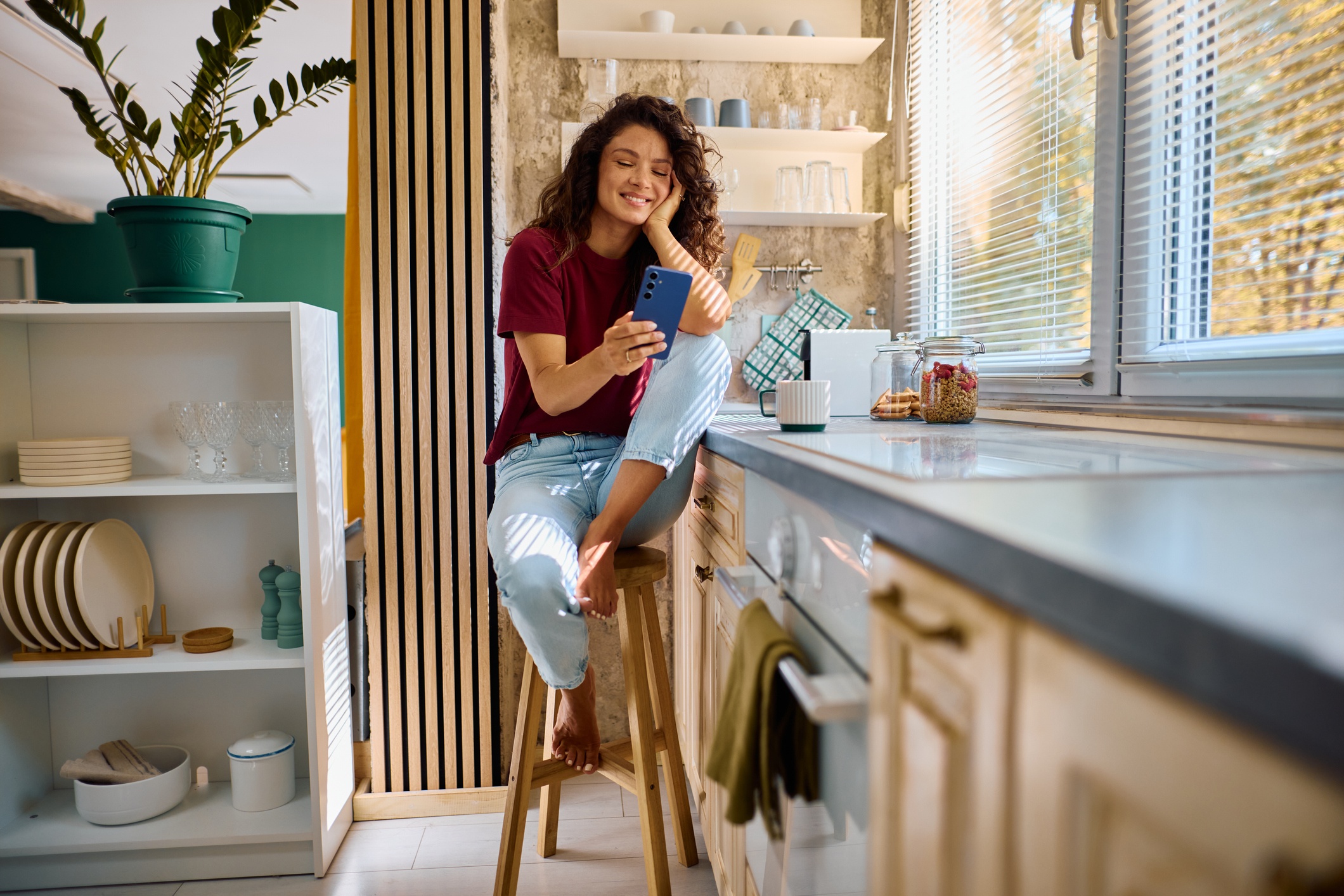 Femme qui consulte son téléphone