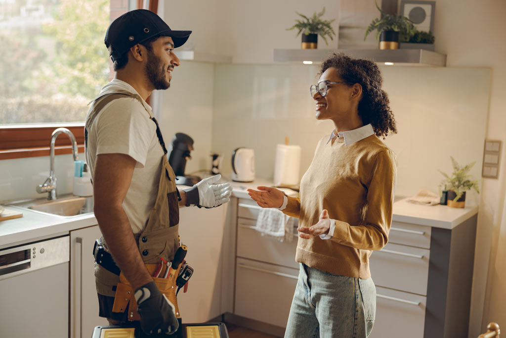 image de couple dans la cuisine pour réaliser des travaux