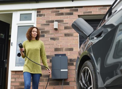 image-femme-qui-charge-une-voiture-sur-une-IRVE