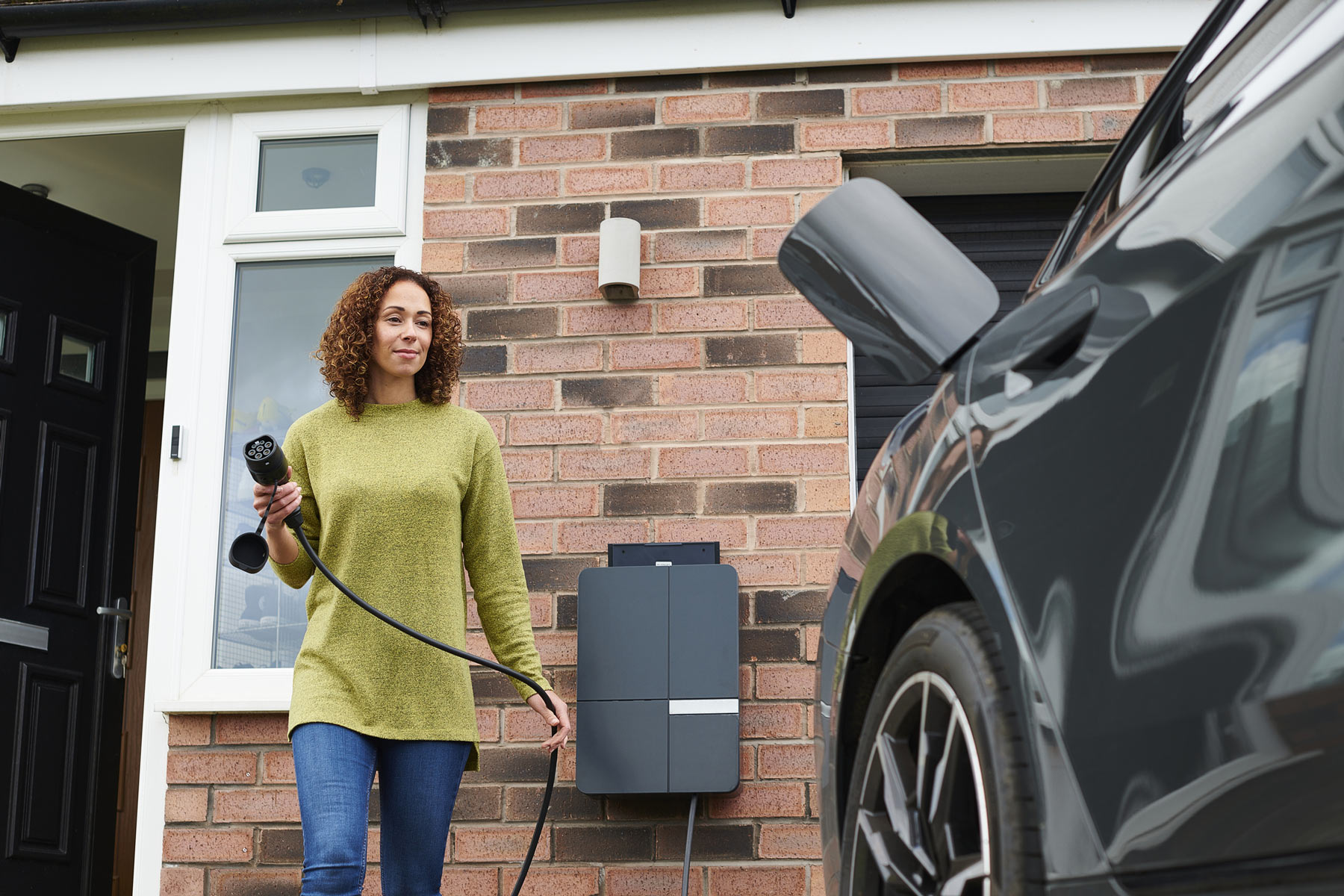 image-femme-qui-charge-une-voiture-sur-une-IRVE