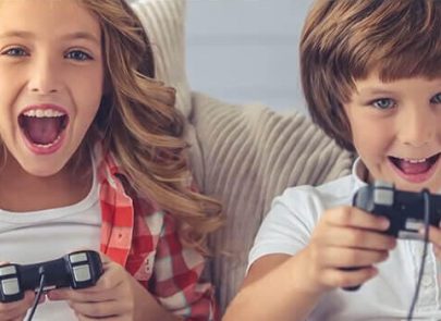 Enfants qui jouent aux jeux vidéos