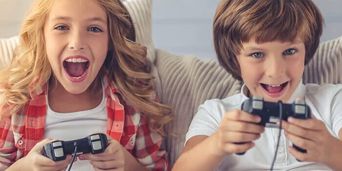 Enfants qui jouent aux jeux vidéos