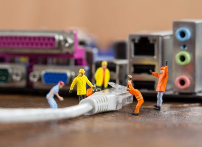 Image conceptuelle d'ingénieur et de borne wifi