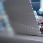 Personne derrière son ordinateur