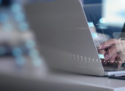Personne derrière son ordinateur