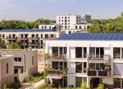 image de batiments neufs avec des panneaux solaires