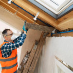 image d'un artisan qui rénove une toiture