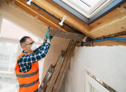 image d'un artisan qui rénove une toiture