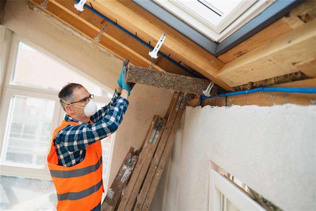 image d'un artisan qui rénove une toiture