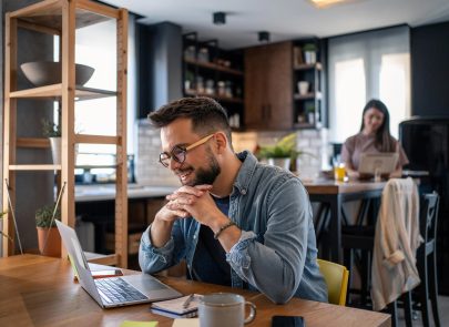 image d'un homme en train de travailler sur un bureau avec son ordianteur en wifi