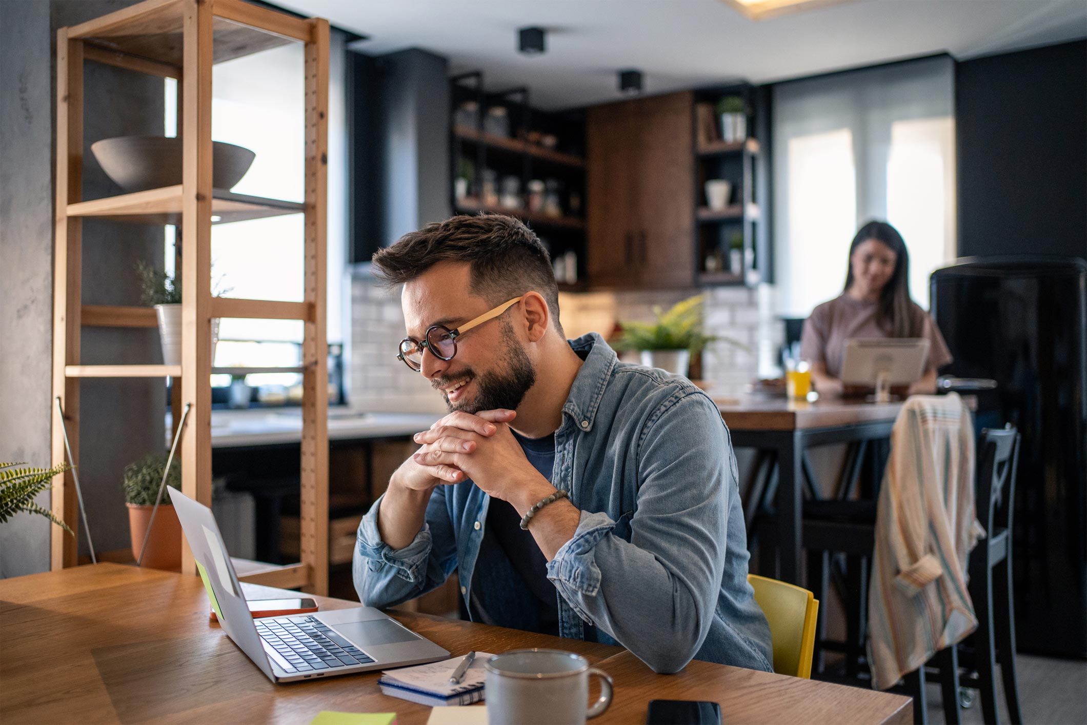 image d'un homme en train de travailler sur un bureau avec son ordianteur en wifi