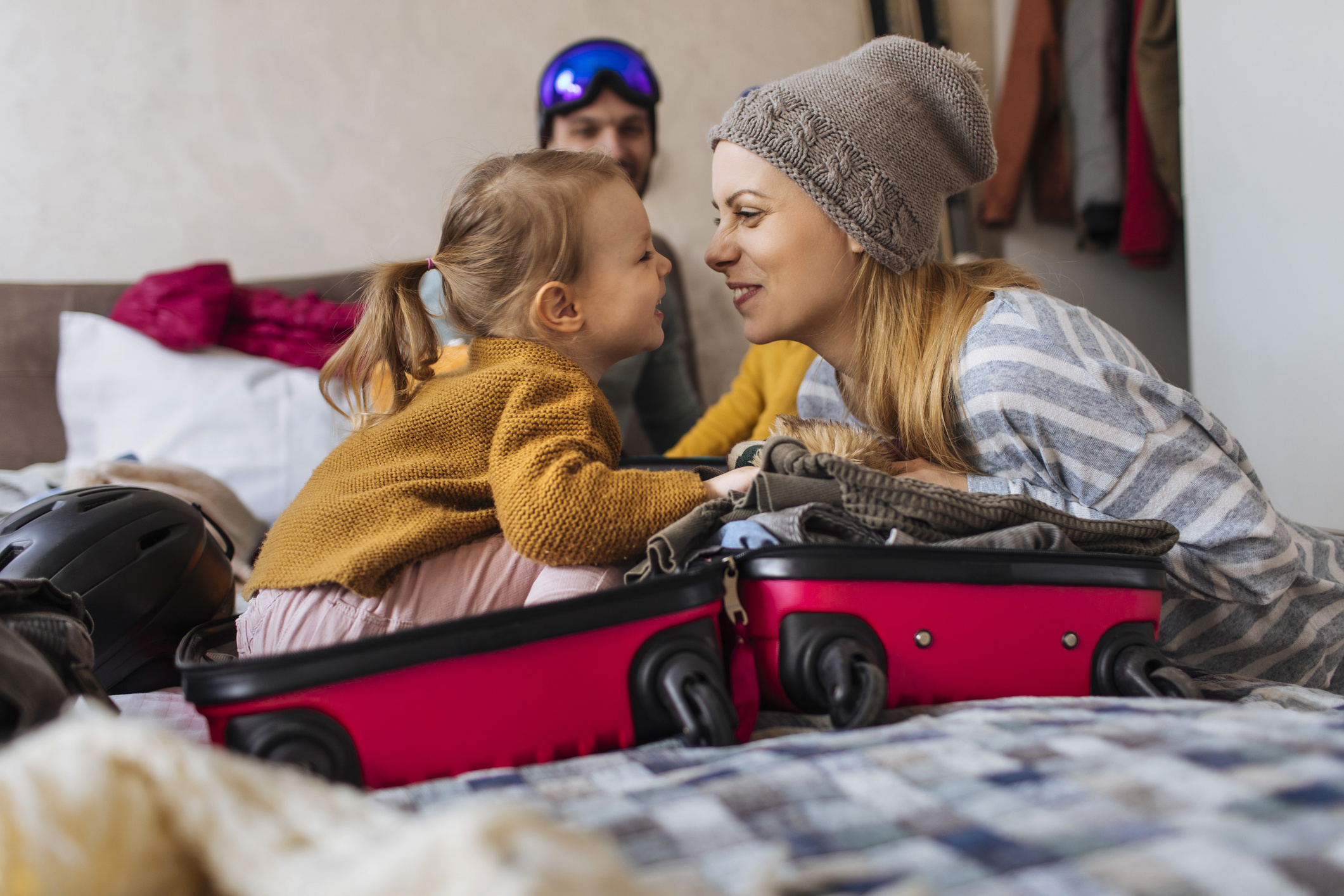 Plan d'une famille heureuse faisant ses valises pour des vacances d'hiver.