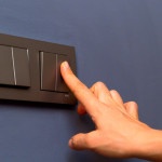 image d'un doigt sur un interrupteur mural pour lumière