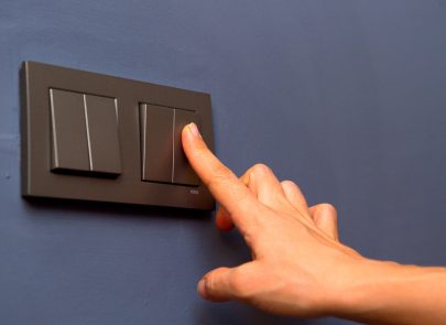image d'un doigt sur un interrupteur mural pour lumière