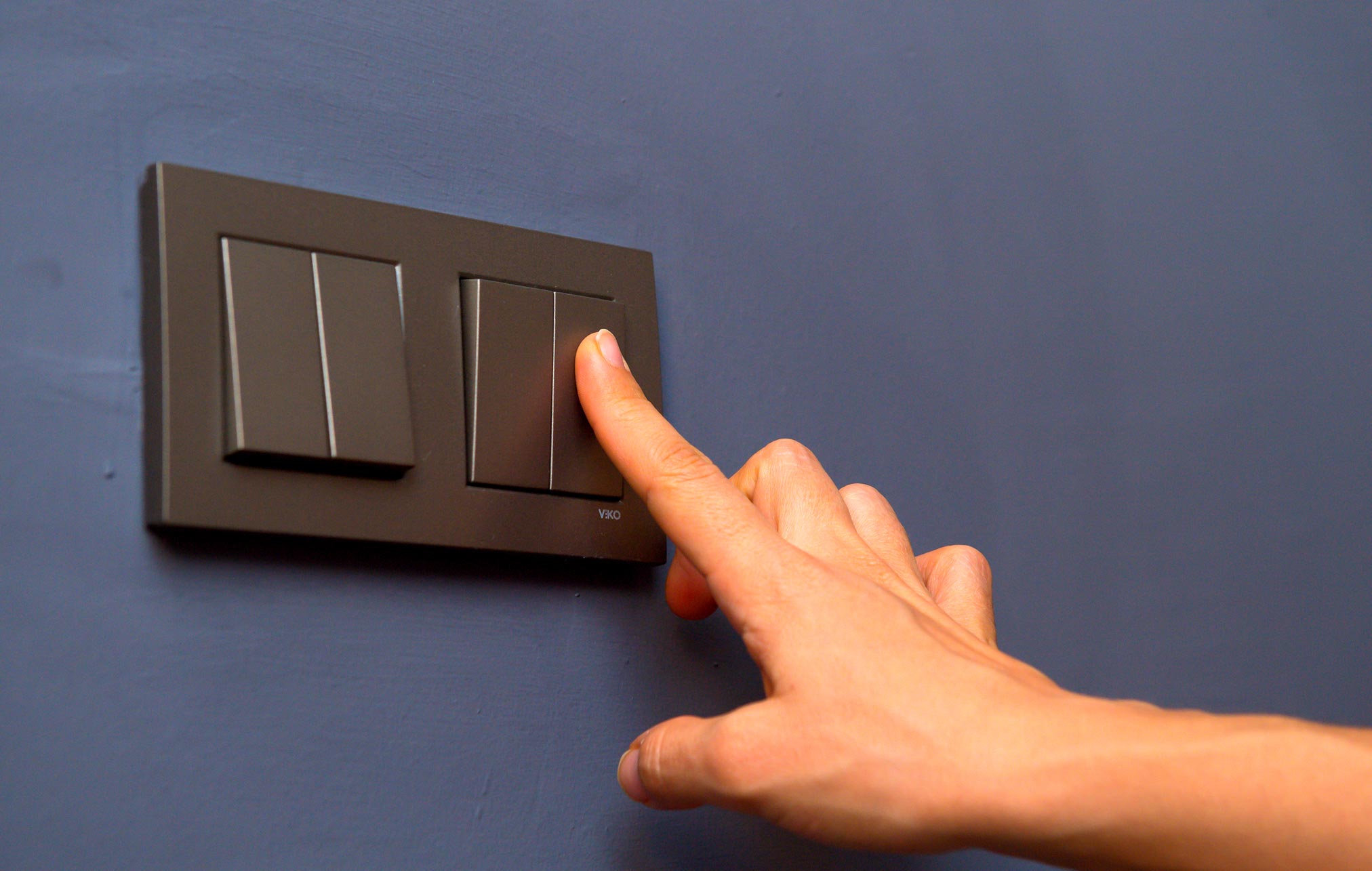 image d'un doigt sur un interrupteur mural pour lumière
