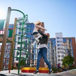 image d'une maman tenant son enfant dans les airs