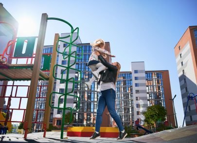 image d'une maman tenant son enfant dans les airs