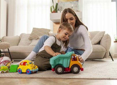une mere et son enfant en train de jouet dans le salon