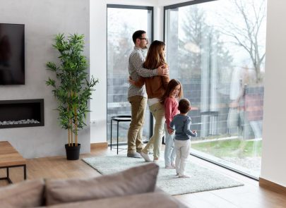 image d'une famille devant une baie vitré