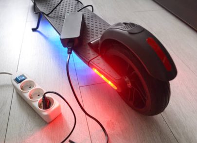 image d'une trottinette électrique en train de charger