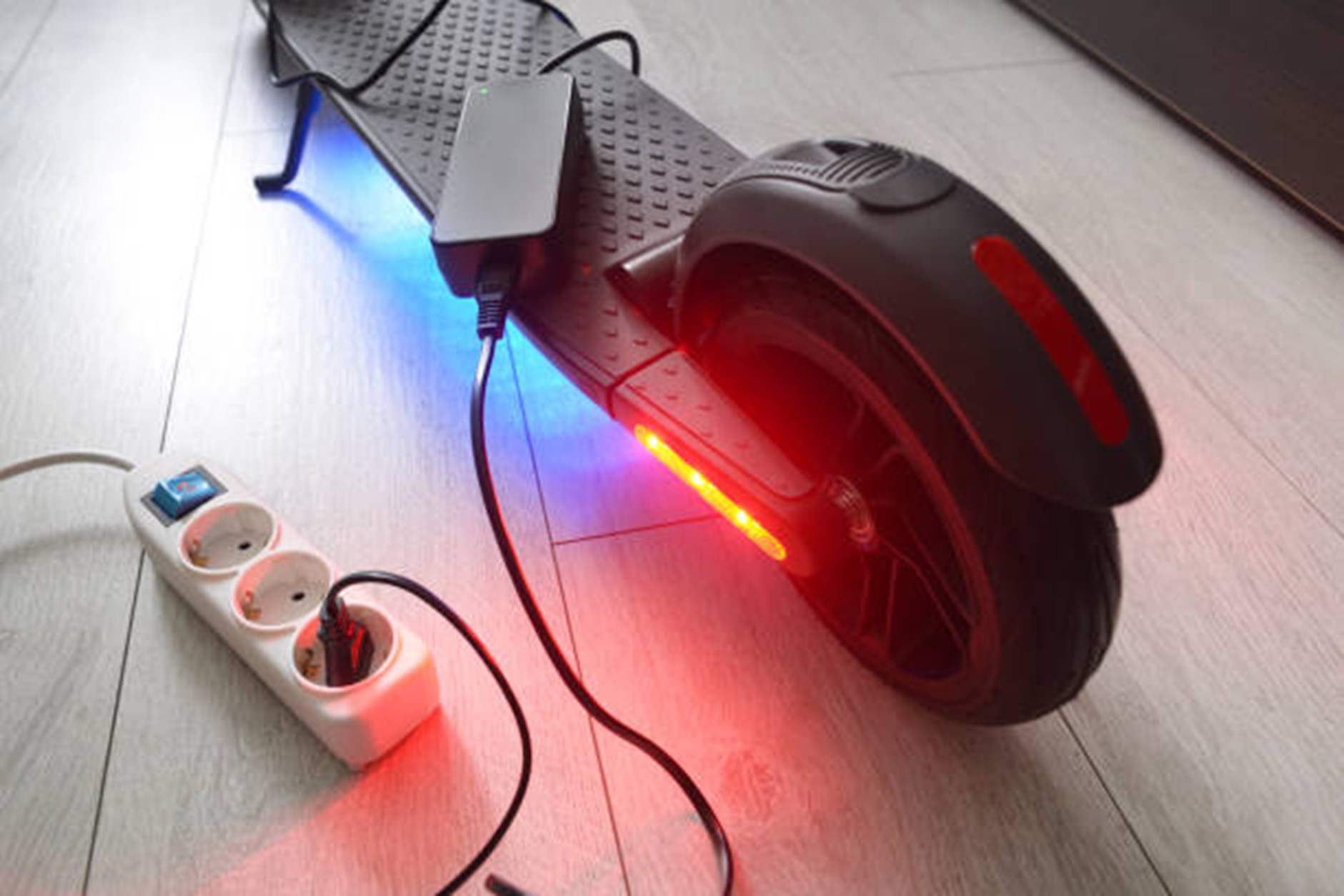 image d'une trottinette électrique en train de charger