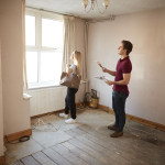 image avec un homme et une femme dans une piece d'un logement