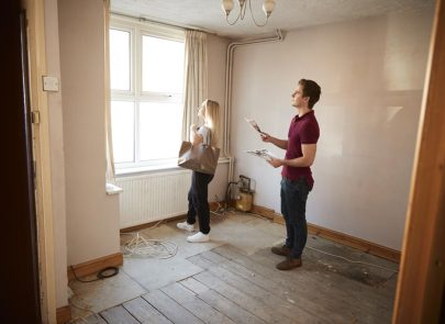 image avec un homme et une femme dans une piece d'un logement