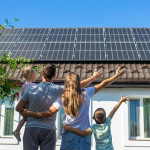 famille devant une maison avec panneaux photovoltaique